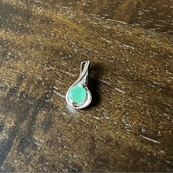 NWOB - 5mm Emerald Sterling Silver Pendant - Picture 2 of 6